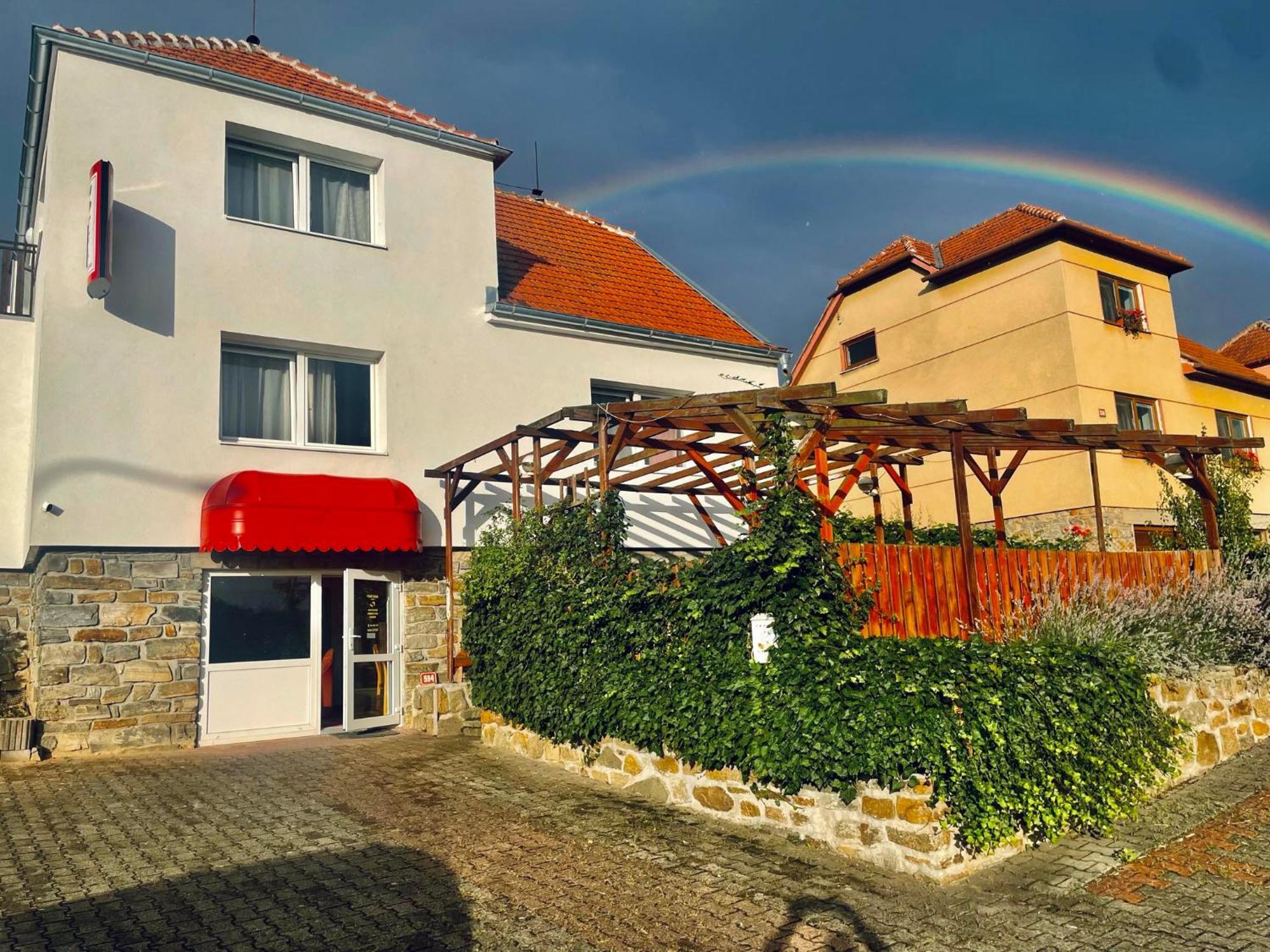Hotel Penzion Fontana Náměšť nad Oslavou Exterior foto